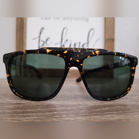 GUCCI Unisex Sunglasses, Great condition. - Picture 7 of 9